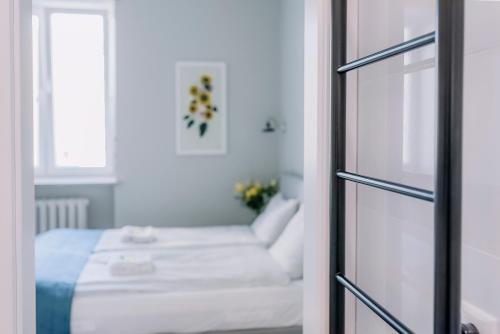 Ein Bett oder Betten in einem Zimmer der Unterkunft APARTEL Plac Unii Lubelskiej Studio