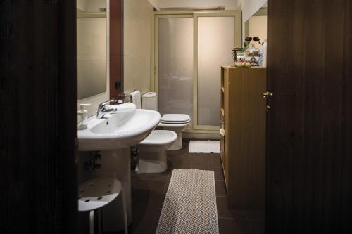 bagno con 2 servizi igienici e lavandino di House Etna View a Mascali
