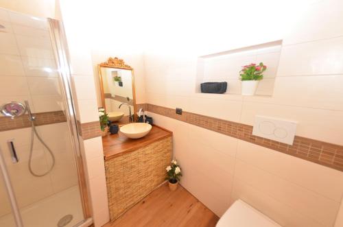 W łazience znajduje się umywalka, toaleta i prysznic. w obiekcie Al Colle Di Lari w mieście Lari