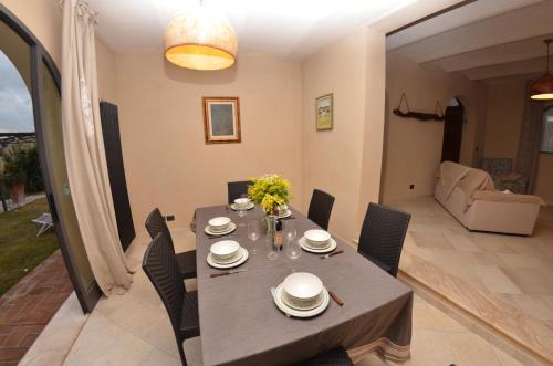 a dining room with a table and chairs at Al Colle Di Lari in Lari
