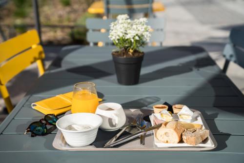 a tray of food on a table with a plate of food at ibis Styles Guyancourt Versailles in Guyancourt