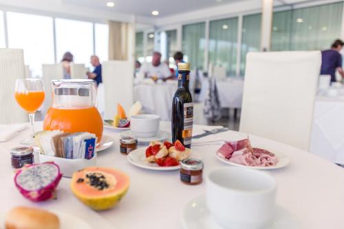 Comida en o cerca de este hotel