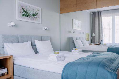 une chambre avec deux lits avec des oreillers blancs dans l'établissement APARTEL Plac Unii Lubelskiej, à Varsovie