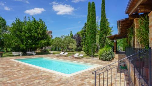 una piscina en el patio trasero de una casa en Agriturismo Pascucci, en Tolentino