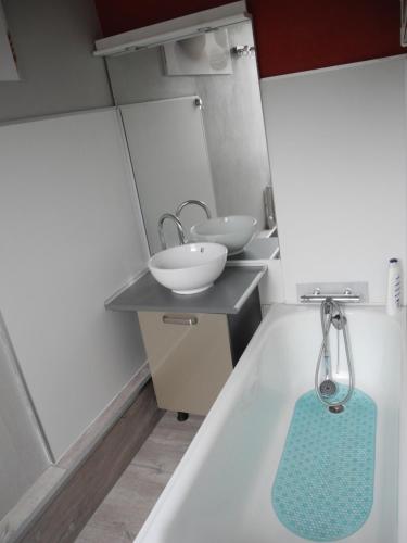 łazienka z 2 umywalkami i lustrem w obiekcie Appart sympa à Pepinster w mieście Pepinster