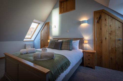 una camera da letto con un letto grande e una finestra di The View a Isleornsay
