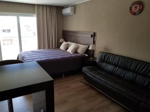 ネコチェアにあるCasa del Parqueのベッドとソファ付きのホテルルーム