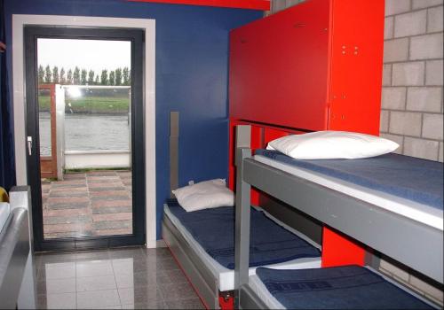 DudzeleにあるHerdersbrug Youth Hostelの窓付きの客室で、二段ベッド2台が備わります。