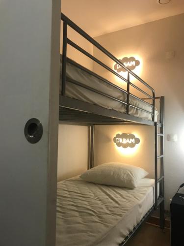Ein Etagenbett oder Etagenbetten in einem Zimmer der Unterkunft T2 + alcove 4 pers au pied du télécabine avec parking couvert