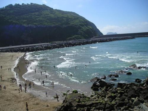 a group of people on a beach near the water at Casa Rural Orortegi in Aia