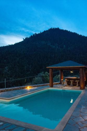 Pemandangan gunung umum atau pemandangan gunung yang diambil dari chalet