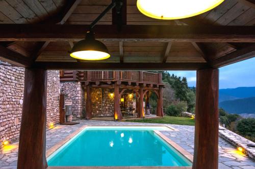 Kolam renang di atau dekat dengan Mythica Chalet