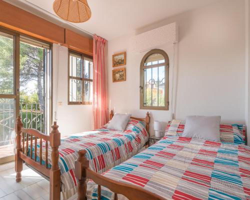 アルボロテにあるBonita casa entorno natural a 10min de Granada capitalの2ベッド 2窓付きの部屋