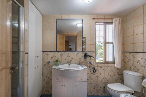 アルボロテにあるBonita casa entorno natural a 10min de Granada capitalのバスルーム(洗面台、トイレ、鏡付)