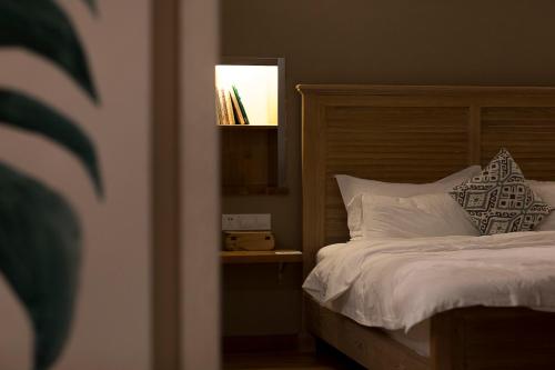 a bedroom with a bed with white sheets and pillows at Z.Garden in Dali