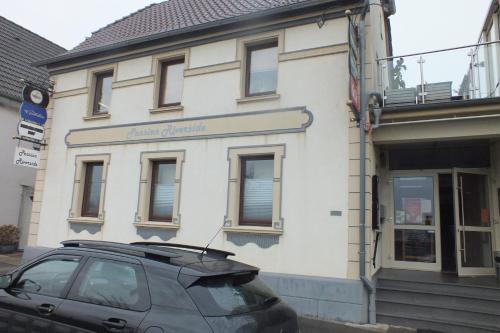 a car parked in front of a building at Pension Riverside in Leverkusen Hitdorf am Rhein - Zentral an der A1 und 59 in Leverkusen