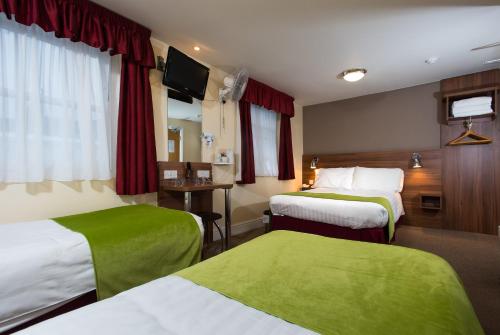 Un pat sau paturi într-o cameră la Dover Hotel - B&B
