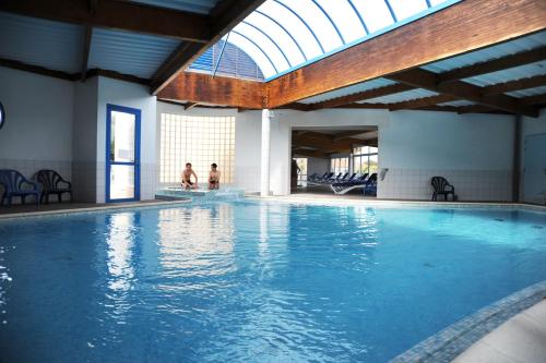 une grande piscine dans un immeuble avec une grande fenêtre dans l'établissement Camping la Plage, à Saint-Hilaire-de-Riez