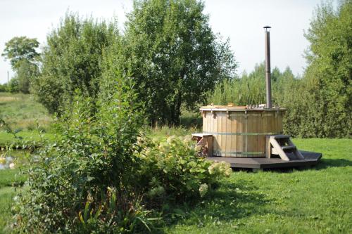 una botte di legno in mezzo a un campo di Sodyba pas Olgą a Mickūnai