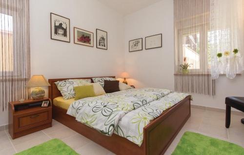 Garden apartment with terrace and grill