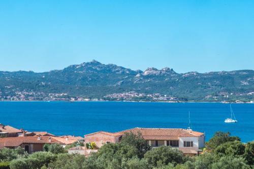 a large body of water surrounded by mountains at Hotel 3 Botti in Baja Sardinia