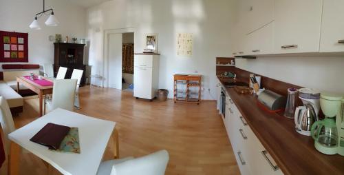 ein Wohnzimmer mit einer Küche und einem Esszimmer in der Unterkunft Ferienwohnung Schloß am Schloßberg in Bad Berka