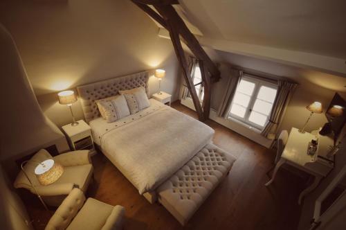 Un dormitorio con una cama grande y una ventana en B&B Stillant, en Gierle