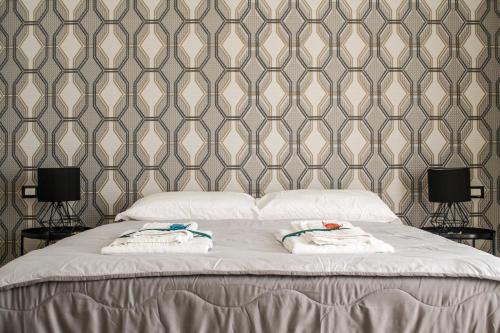 a bedroom with a bed with two towels on it at Panoramica dei Templi B&B in Agrigento