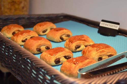 a basket full of pastries on a table at TERNELIA Le Vent Du Large in Saint-Gilles-Croix-de-Vie