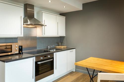A kitchen or kitchenette at Aparthotel Adagio London Brentford 