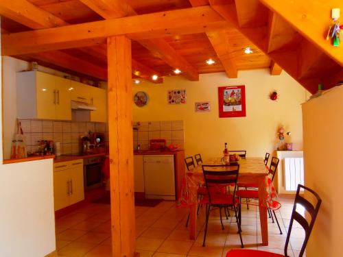 une cuisine avec une table et des chaises dans une pièce dans l'établissement ic locations, à Riez