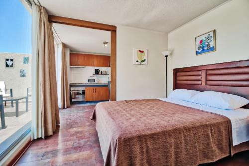 1 dormitorio con 1 cama grande y cocina en Bellavista Terrace en Santiago