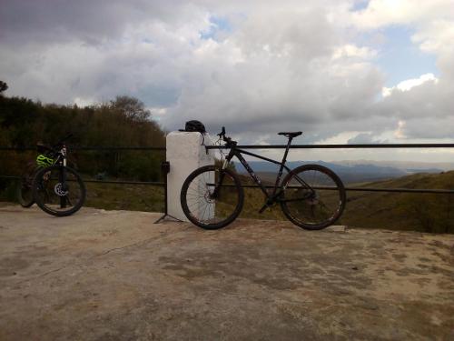 twee fietsen geparkeerd naast een hek op een berg bij Posada Las Vertientes in Copina