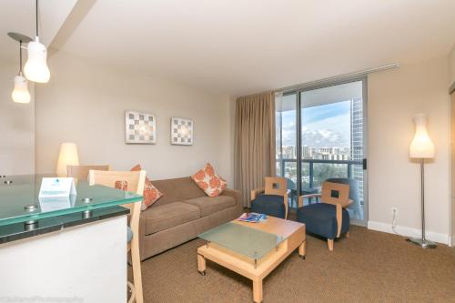 邁阿密海灘的住宿－Sunny Isles ocean view 1 bedroom at Marenas Resort 20th，客厅配有沙发和桌子