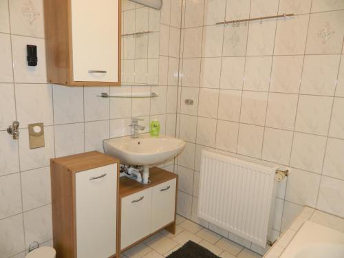 un piccolo bagno con lavandino e WC di Unter den Linden a Halbe