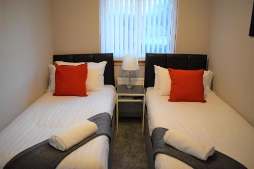 En eller flere senge i et værelse på Kelpies Serviced Apartments-McKay