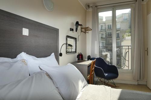 Hotel Novex Paris tesisinde bir odada yatak veya yataklar