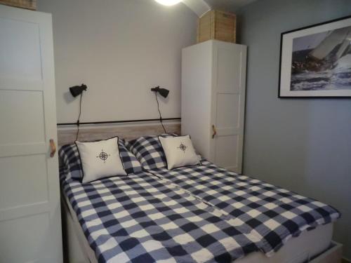 トレビエハにあるCasas Holiday - Miramar IIIのベッドルーム1室(チェックベッド1台、枕2つ付)