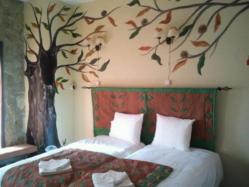 アラハルにあるBozquez Ruralのベッドルーム1室(ベッド2台付)が備わります。壁には木の壁が施されています。