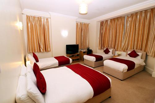 Postelja oz. postelje v sobi nastanitve Gatwick Inn Hotel - For A Peaceful Overnight Stay