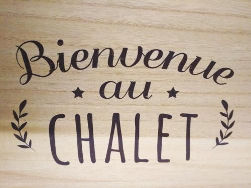 Ein Schild, das Bernin auf einem Holztisch liest. in der Unterkunft Chalet La Bachole in Charancieu