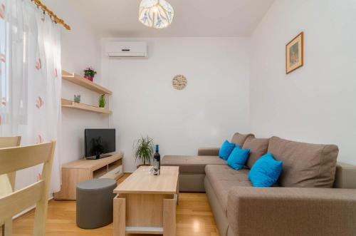 Modern Holiday Home with pool & 4 bikes, near center
