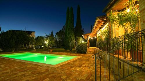 a swimming pool in a yard next to a house at Agriturismo Pascucci in Tolentino