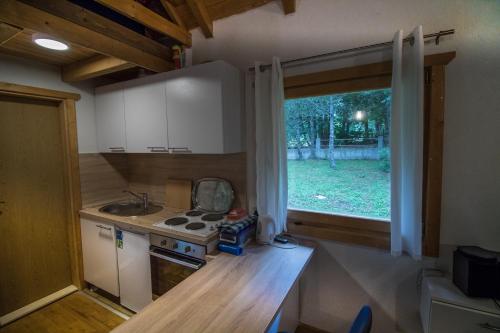 Cabin House Hidden Nest في موستار: مطبخ صغير مع حوض ونافذة