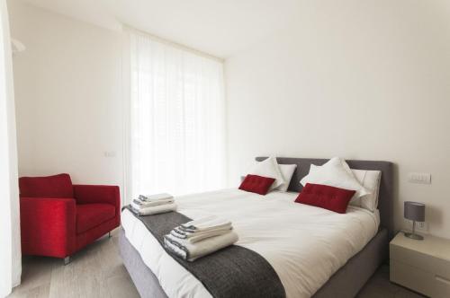 Un pat sau paturi într-o cameră la Design & New Center Apartments