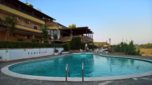 une piscine en face d'un bâtiment dans l'établissement Paradiso Country House, à Pescara