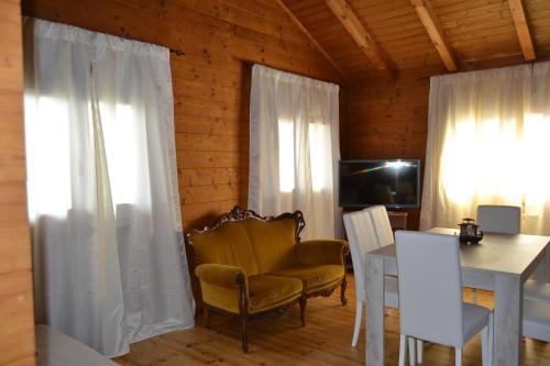 Televisyen dan/atau pusat hiburan di chalet l oasi di Ambra 8 posti letto con uso piscina