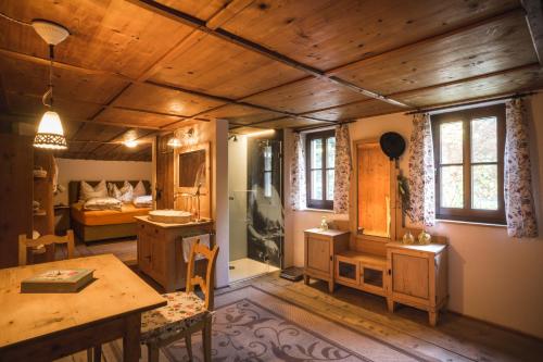 a room with a dining table and a bedroom at Gabis kleine Spezerey in Gries am Brenner