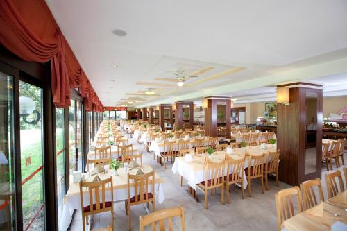 Un restaurante o sitio para comer en Marbel Hotel by Palm Wings - All Inclusive