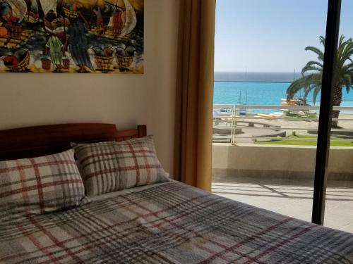 sypialnia z łóżkiem i widokiem na ocean w obiekcie San Alfonso del Mar Frente al Mar w mieście Algarrobo